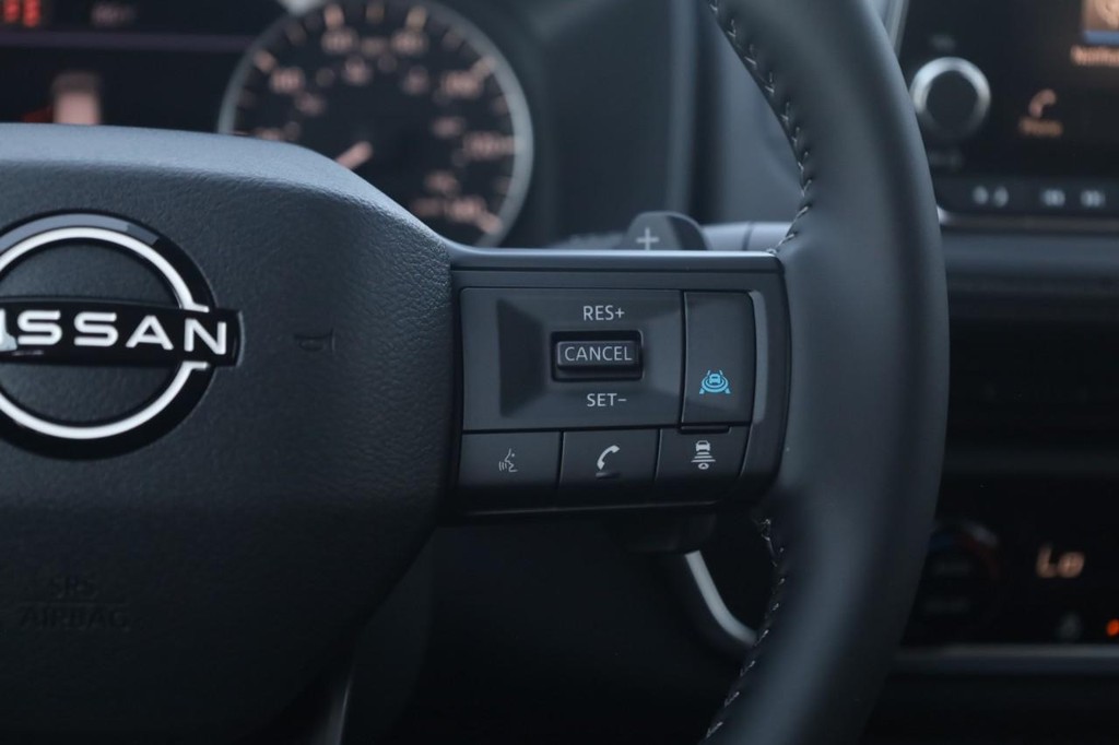Nissan Rogue Vehicle Full-screen Gallery Image 9
