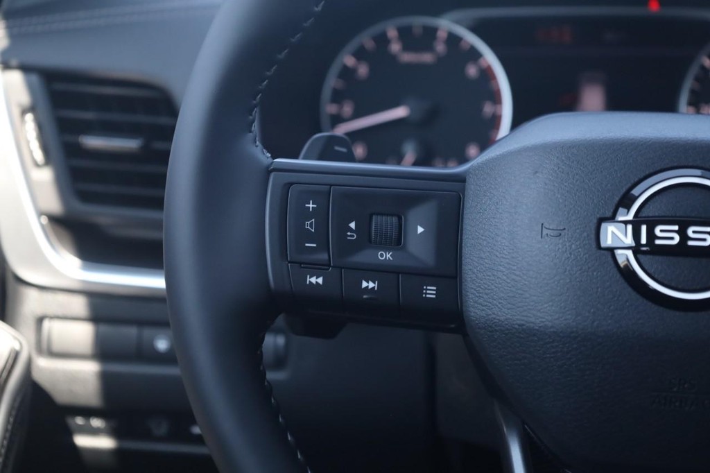 Nissan Rogue Vehicle Full-screen Gallery Image 10