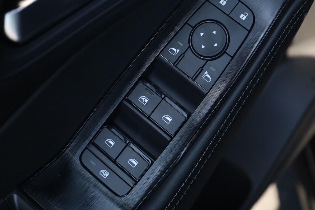 Nissan Rogue Vehicle Full-screen Gallery Image 11