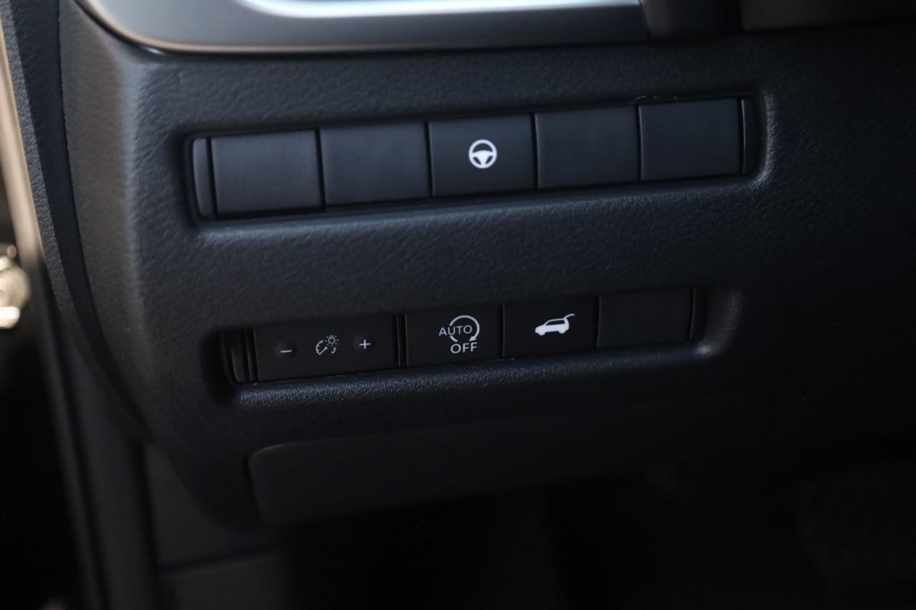 Nissan Rogue Vehicle Full-screen Gallery Image 12