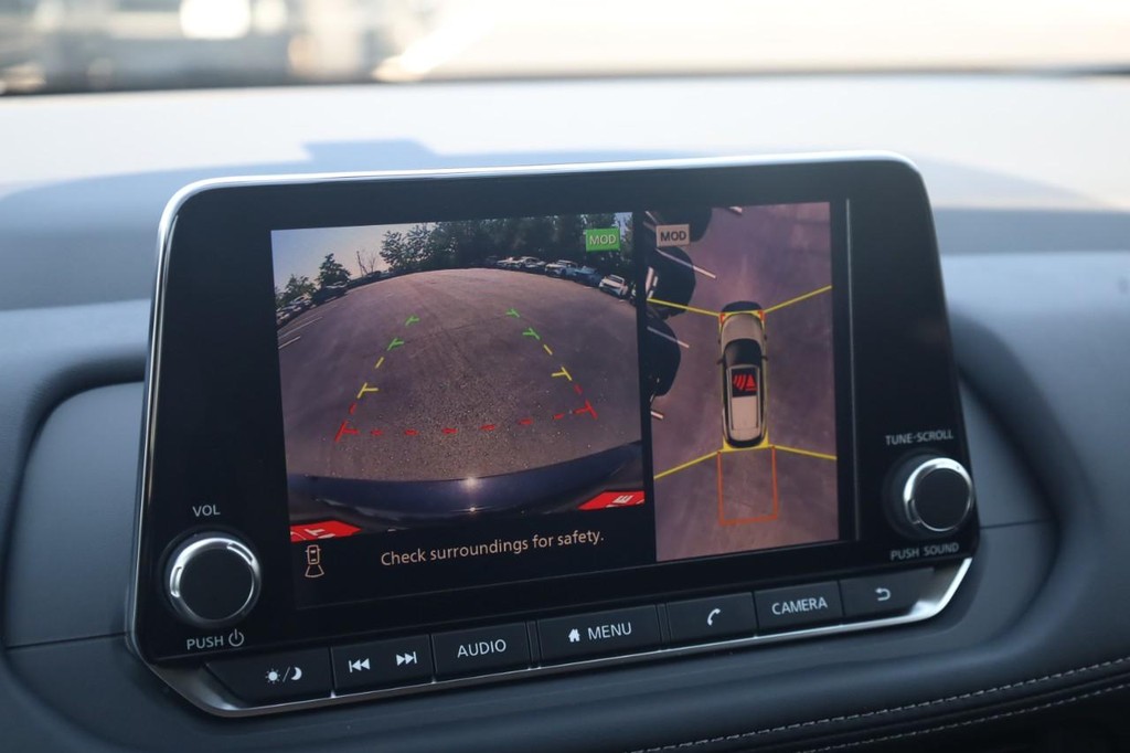 Nissan Rogue Vehicle Full-screen Gallery Image 15