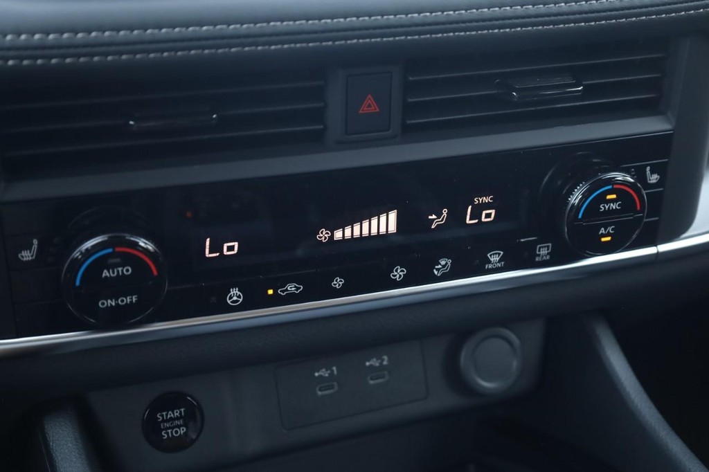 Nissan Rogue Vehicle Full-screen Gallery Image 16