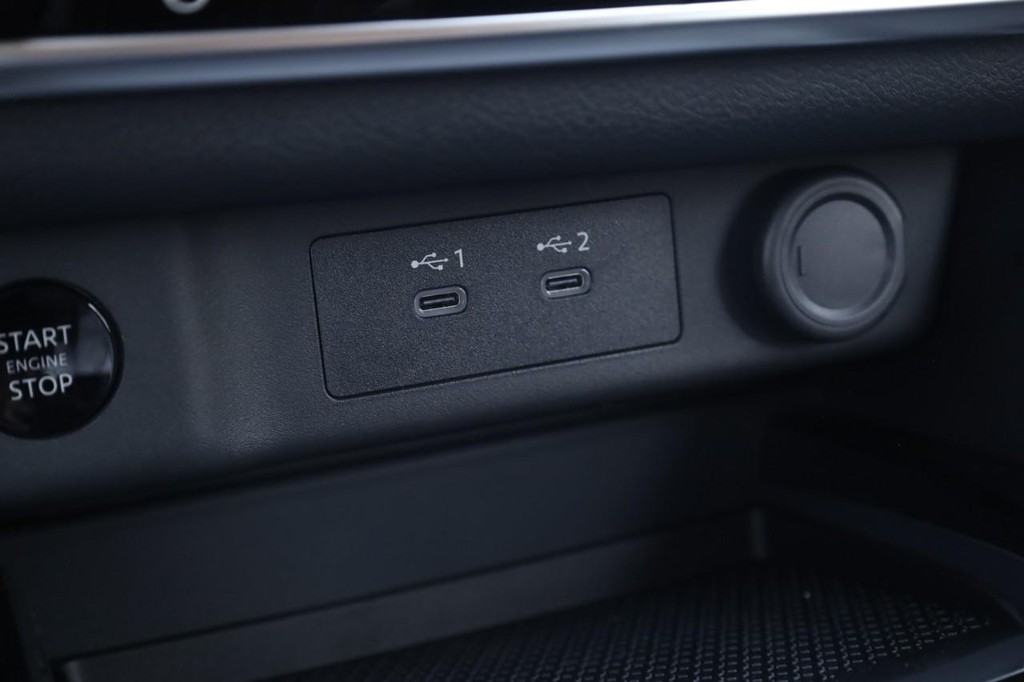 Nissan Rogue Vehicle Full-screen Gallery Image 17