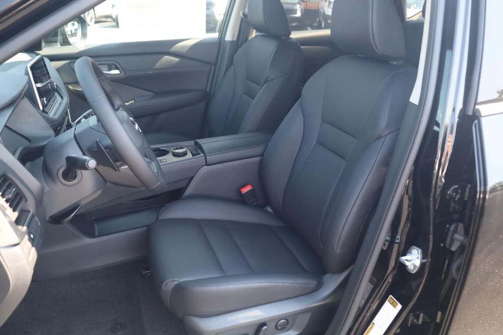 Nissan Rogue Vehicle Full-screen Gallery Image 20