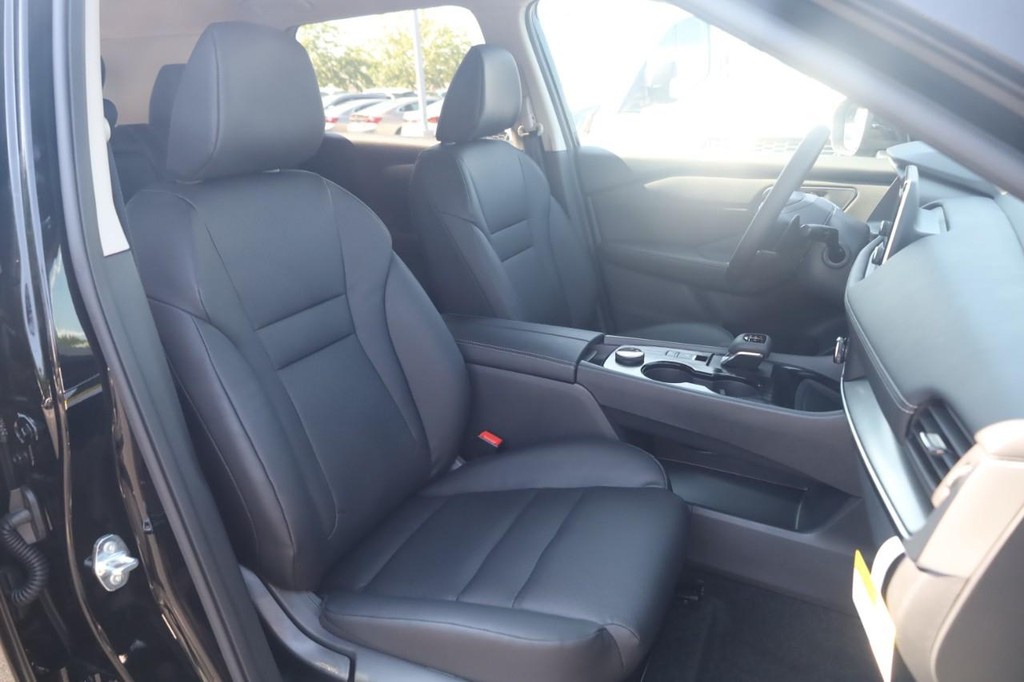Nissan Rogue Vehicle Full-screen Gallery Image 21