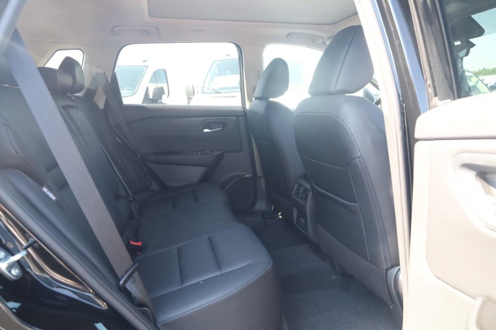 Nissan Rogue Vehicle Full-screen Gallery Image 22