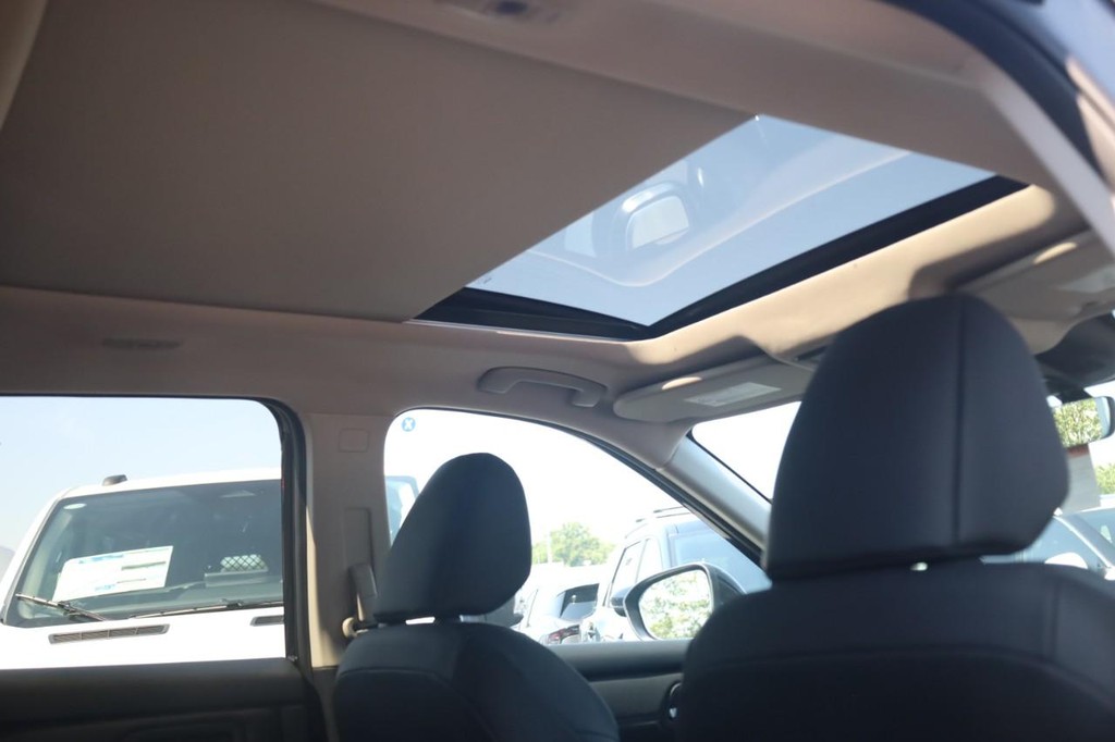 Nissan Rogue Vehicle Full-screen Gallery Image 23