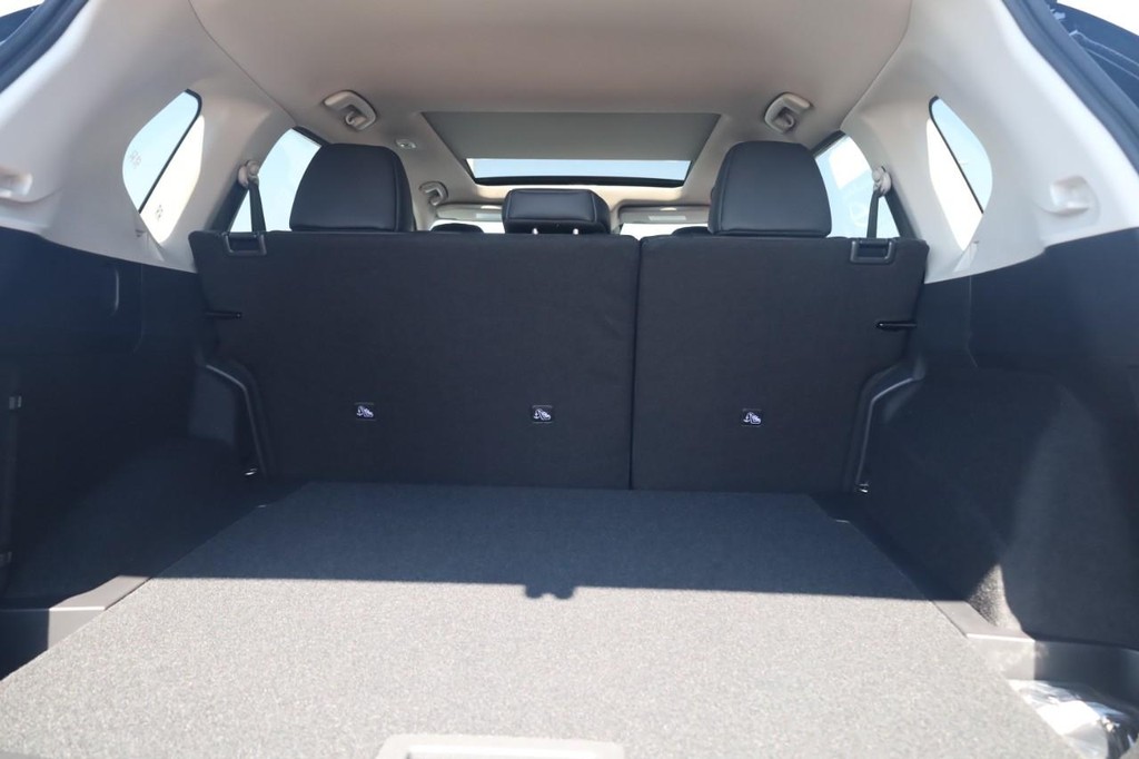 Nissan Rogue Vehicle Full-screen Gallery Image 24