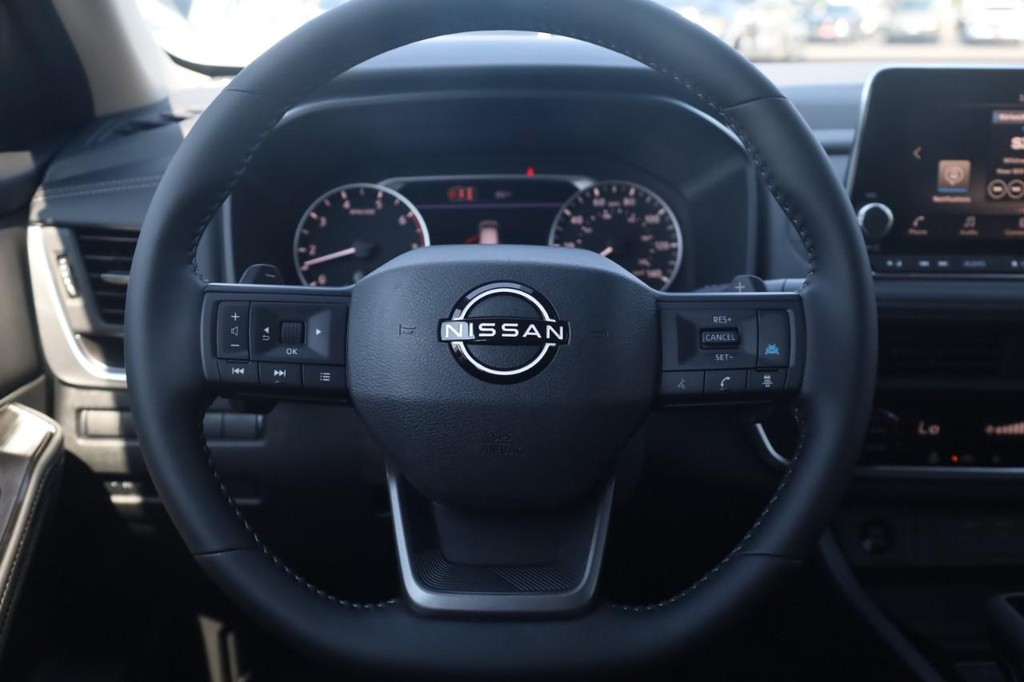 Nissan Rogue Vehicle Image 08