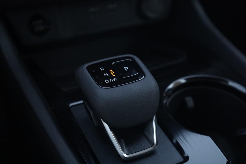 Nissan Rogue Vehicle Image 19