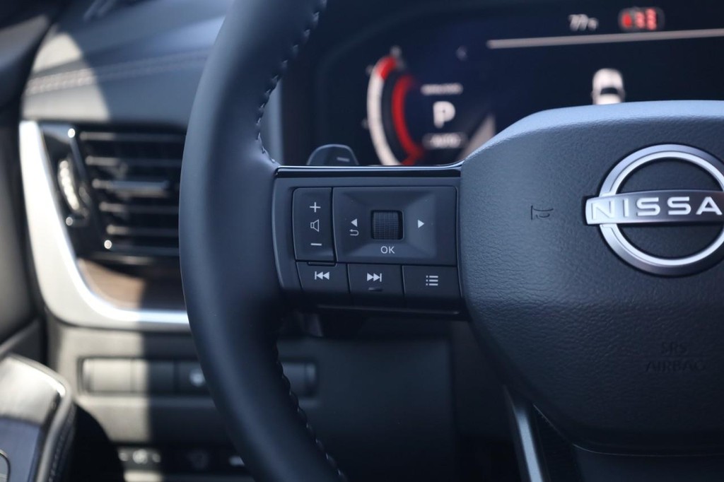 Nissan Rogue Vehicle Image 09