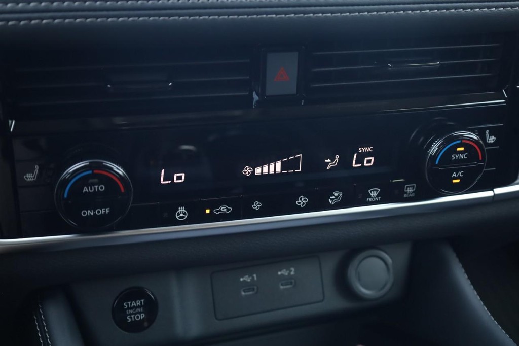 Nissan Rogue Vehicle Image 15