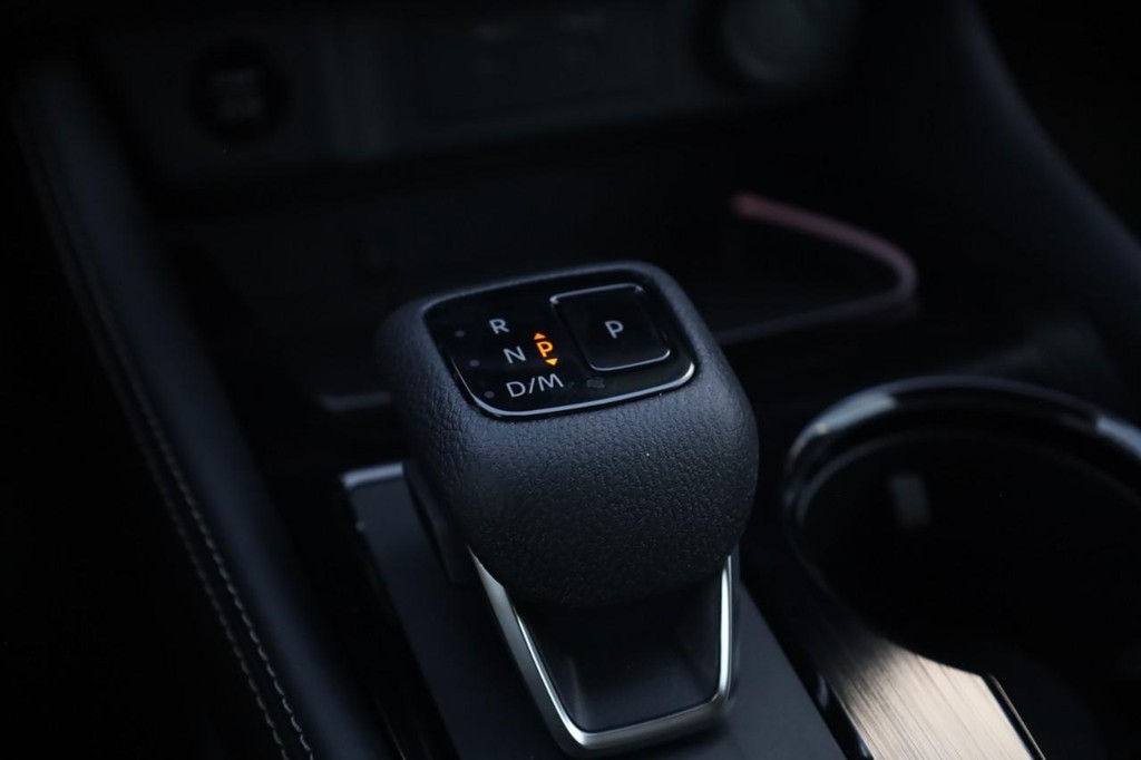 Nissan Rogue Vehicle Image 18