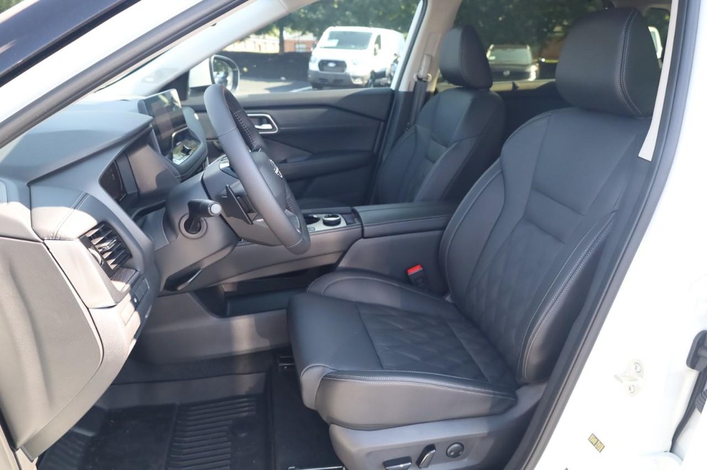 Nissan Rogue Vehicle Image 19