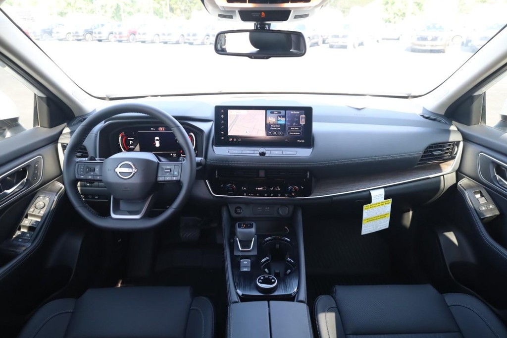 Nissan Rogue Vehicle Image 25