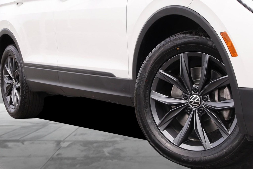 Volkswagen Tiguan Vehicle Full-screen Gallery Image 3