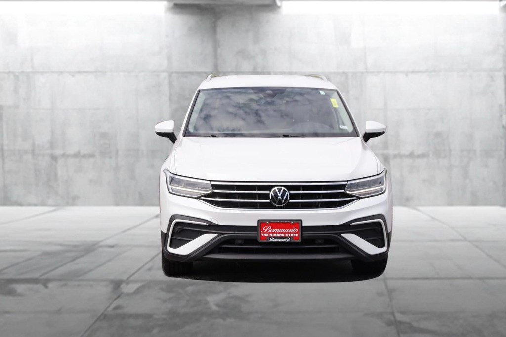 Volkswagen Tiguan Vehicle Full-screen Gallery Image 4