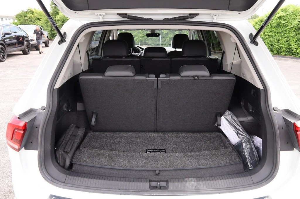 Volkswagen Tiguan Vehicle Full-screen Gallery Image 7