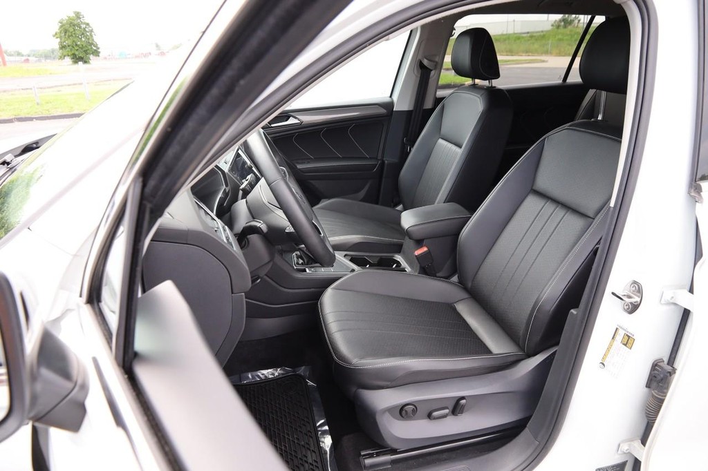 Volkswagen Tiguan Vehicle Full-screen Gallery Image 8