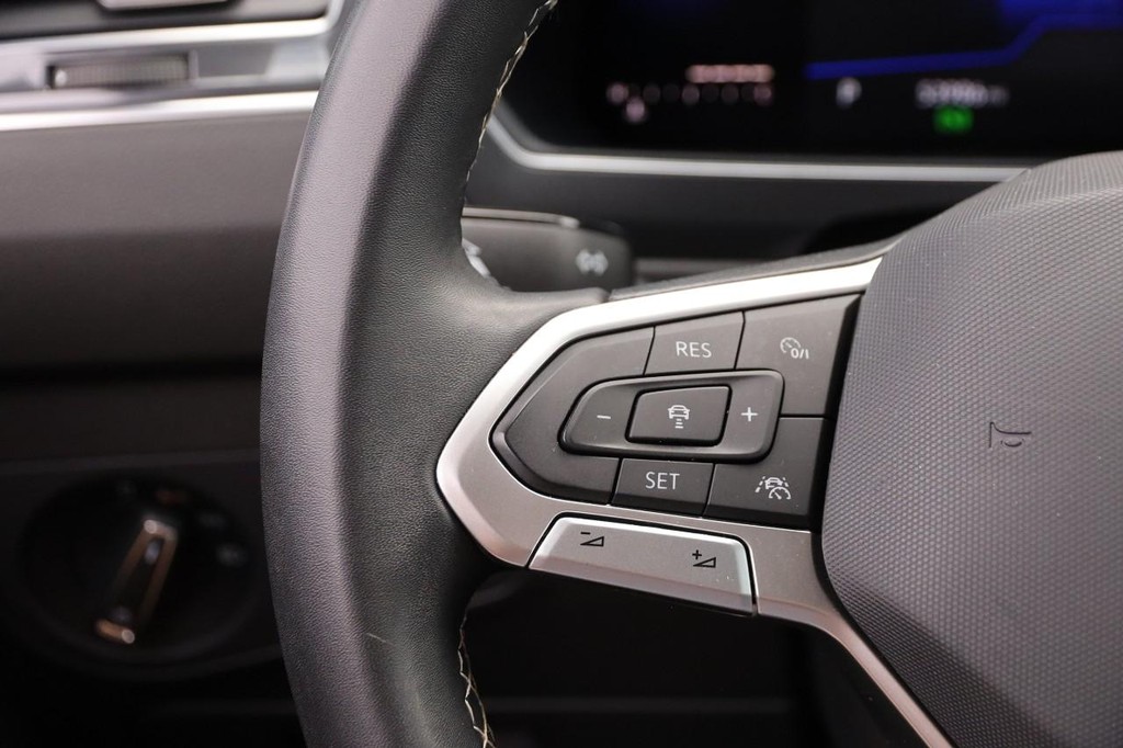 Volkswagen Tiguan Vehicle Full-screen Gallery Image 12