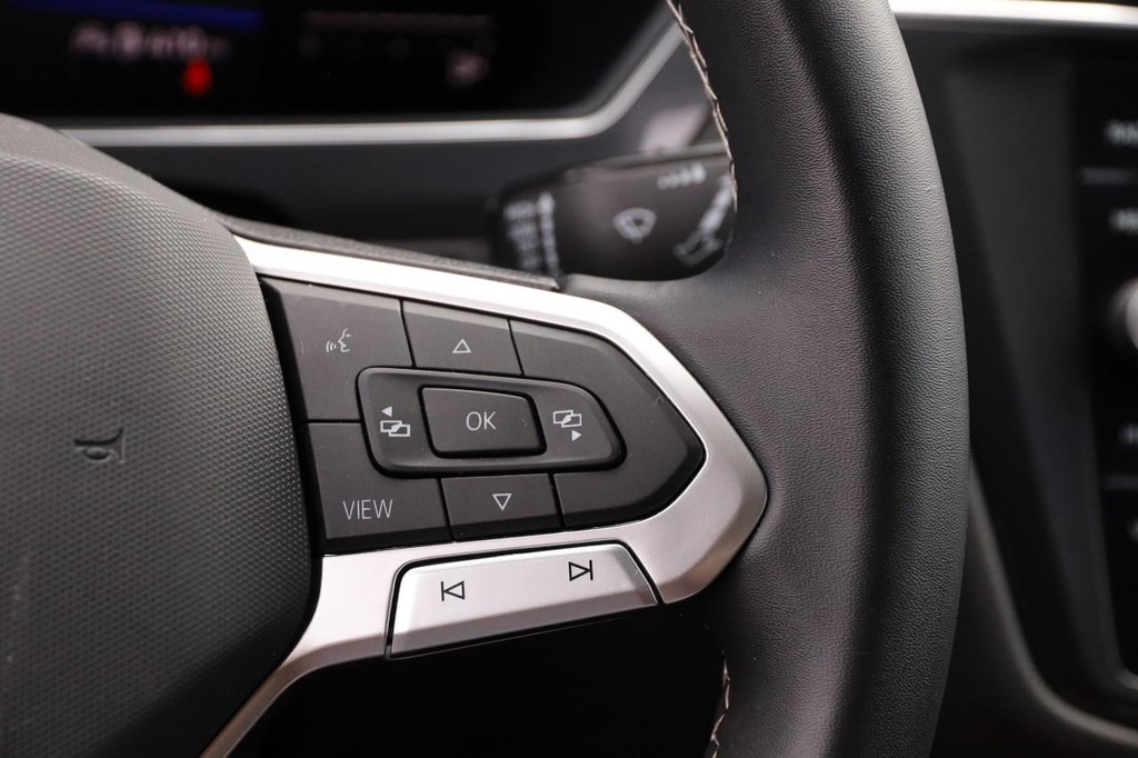Volkswagen Tiguan Vehicle Full-screen Gallery Image 13