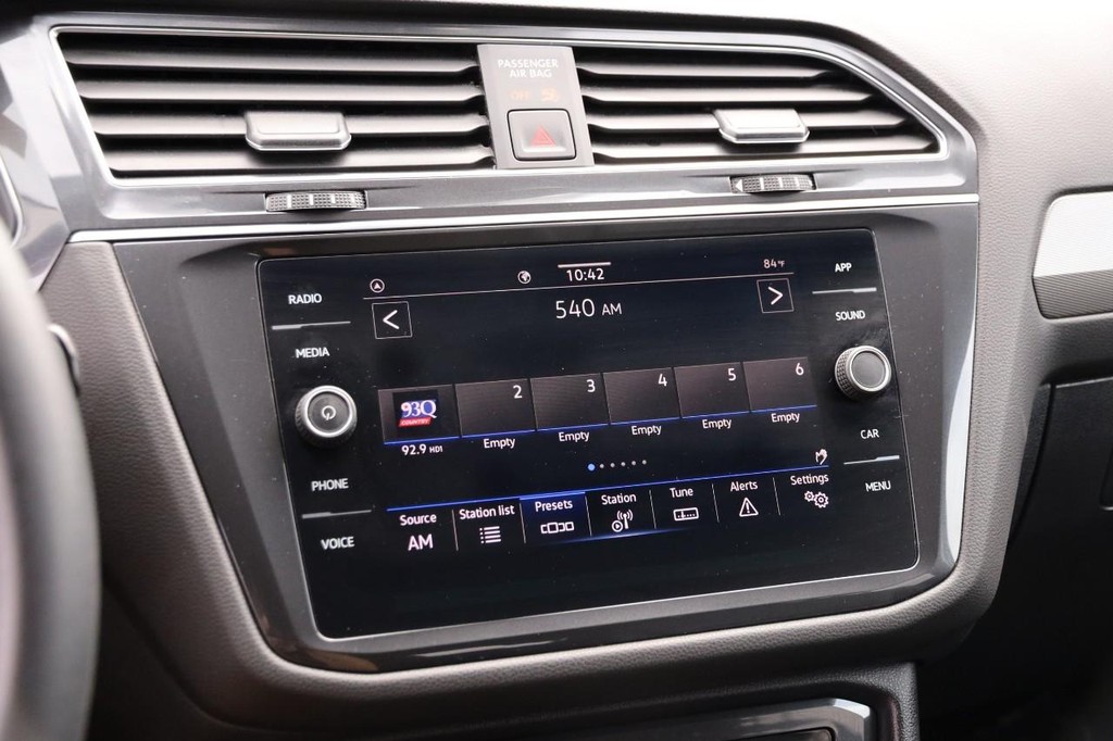 Volkswagen Tiguan Vehicle Full-screen Gallery Image 17