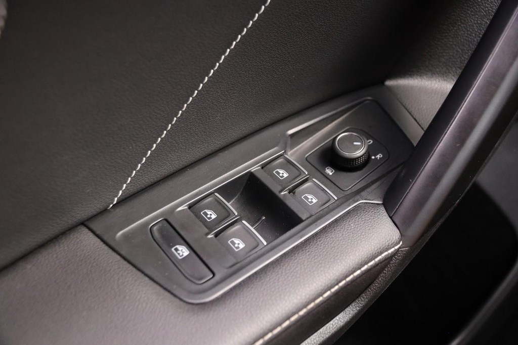 Volkswagen Tiguan Vehicle Full-screen Gallery Image 21