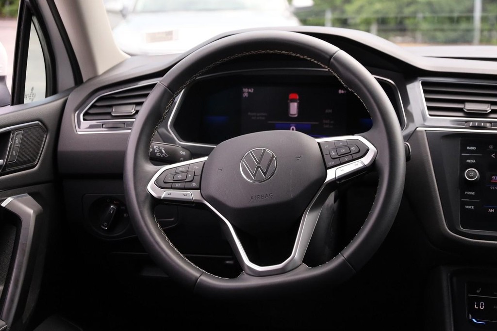 Volkswagen Tiguan Vehicle Full-screen Gallery Image 24