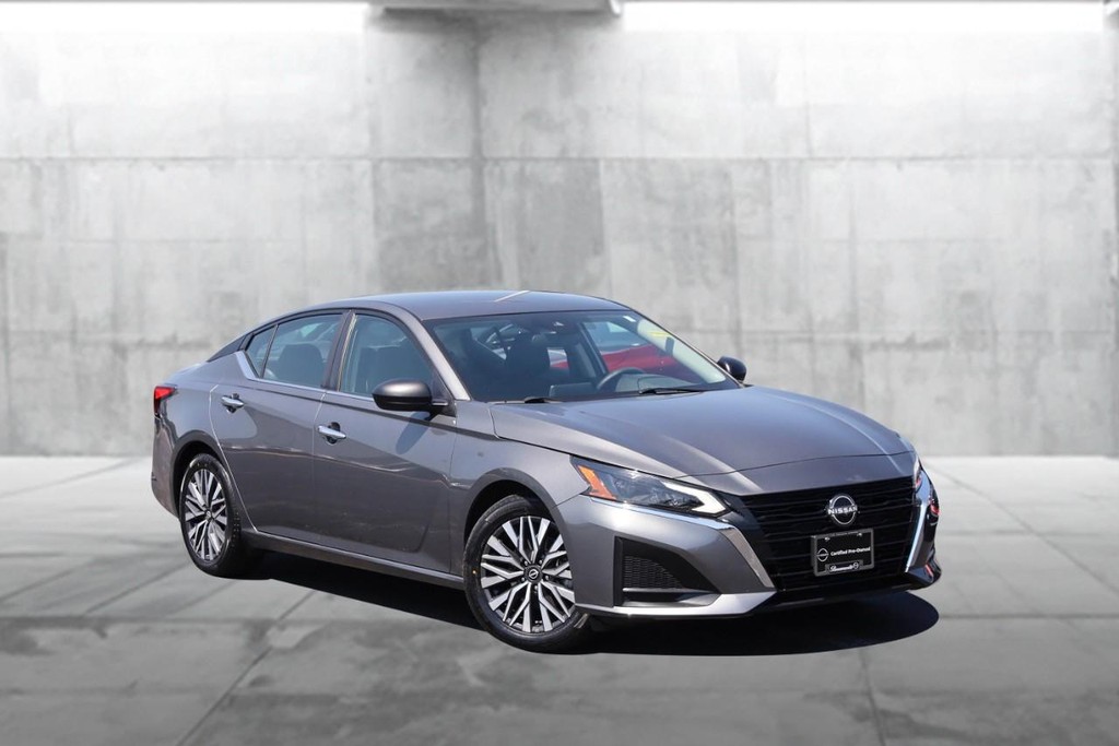 Nissan Altima Vehicle Image 02