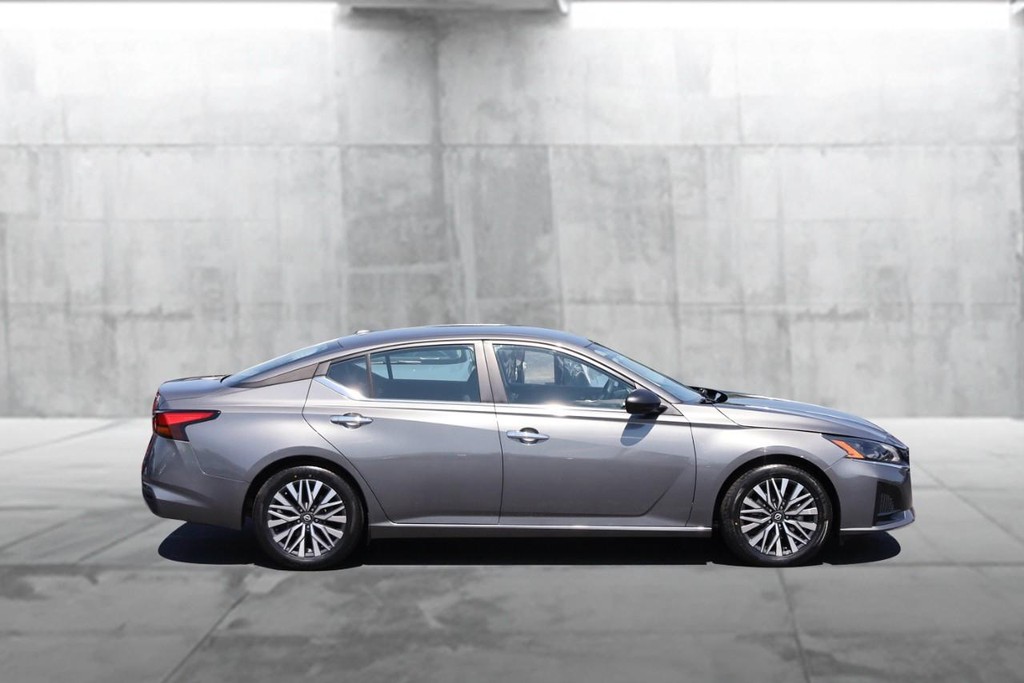 Nissan Altima Vehicle Image 05