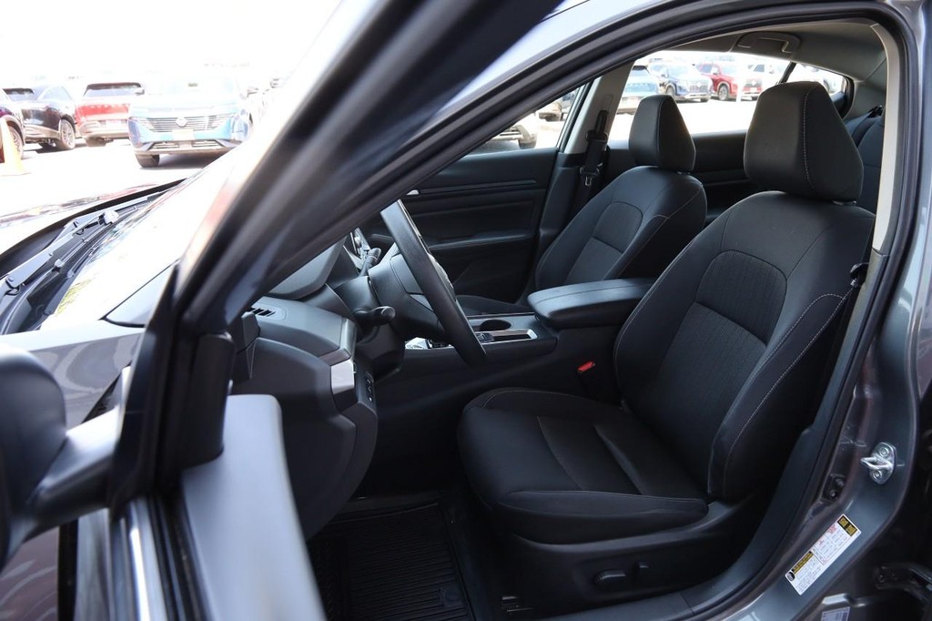 Nissan Altima Vehicle Image 08