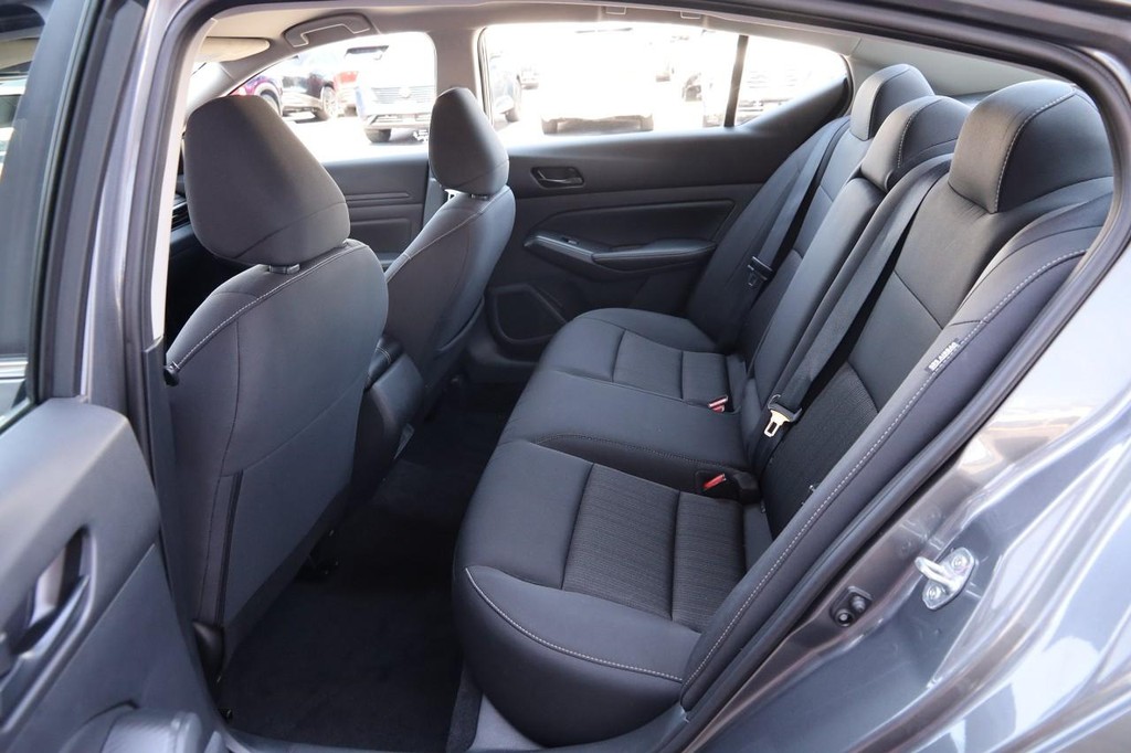 Nissan Altima Vehicle Image 09