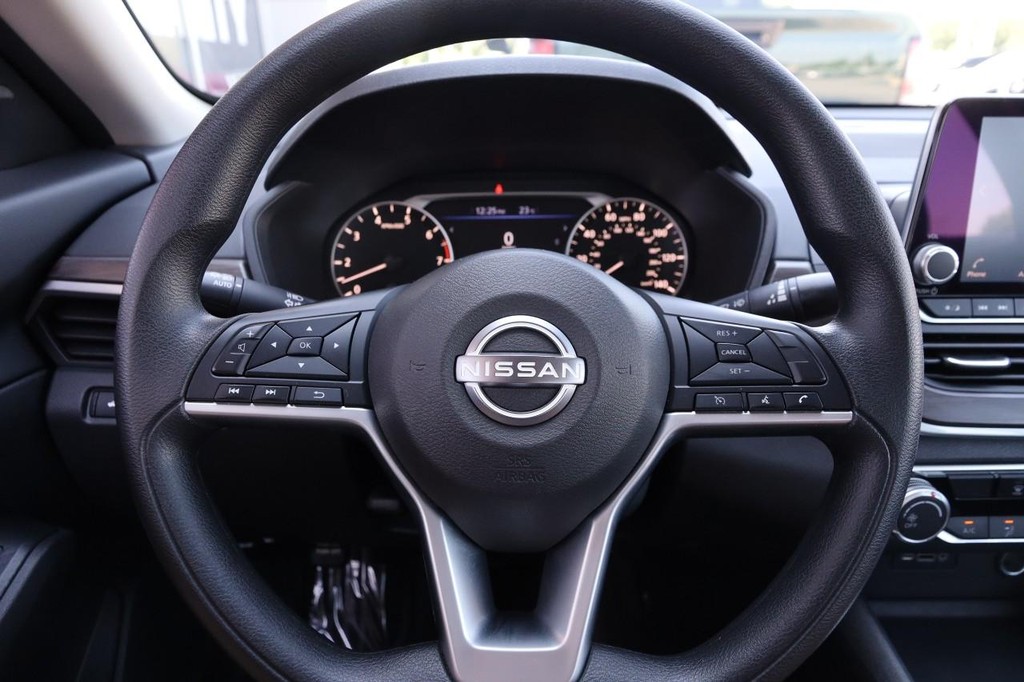 Nissan Altima Vehicle Image 10