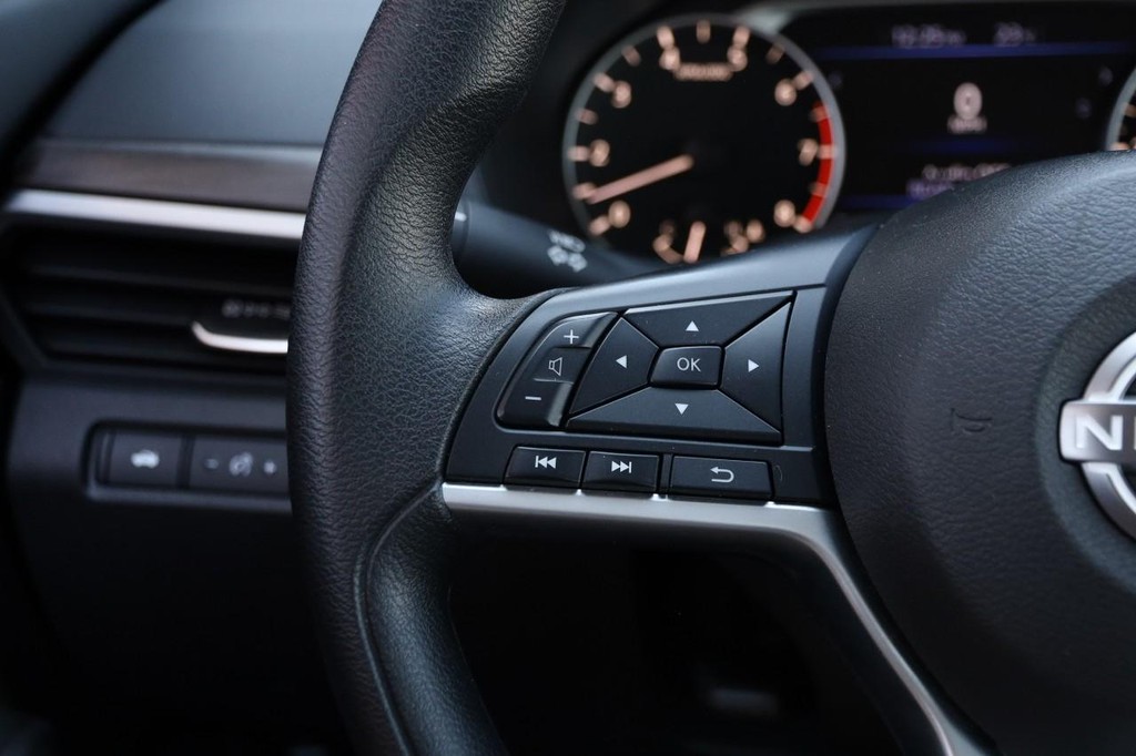 Nissan Altima Vehicle Image 11