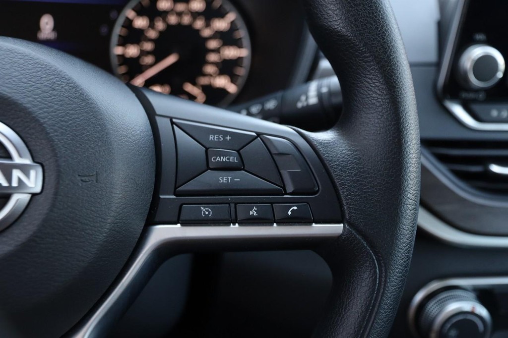 Nissan Altima Vehicle Image 12