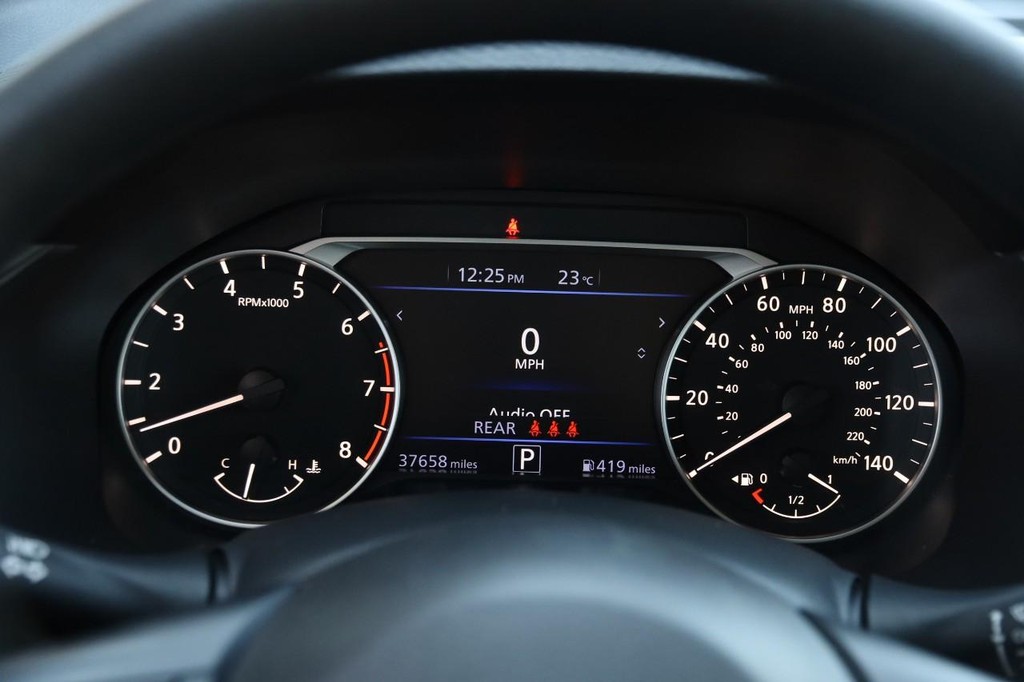 Nissan Altima Vehicle Image 13