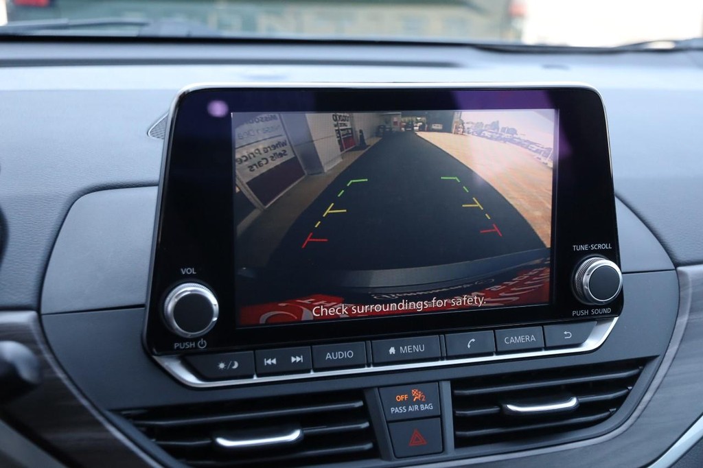 Nissan Altima Vehicle Image 16