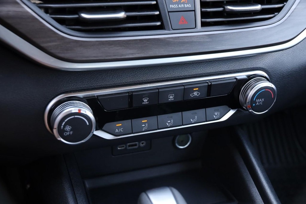 Nissan Altima Vehicle Image 17