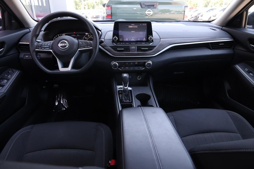 Nissan Altima Vehicle Image 21