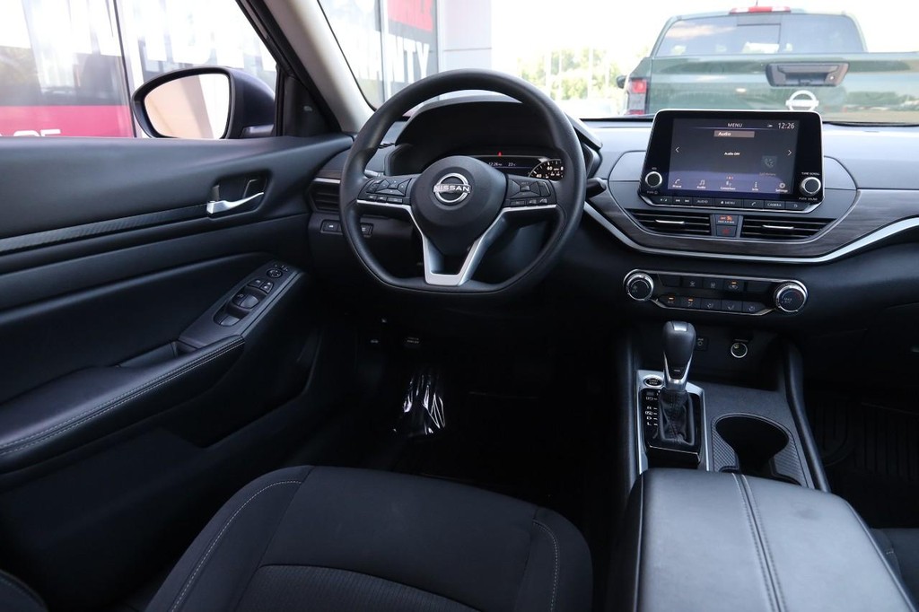 Nissan Altima Vehicle Image 22