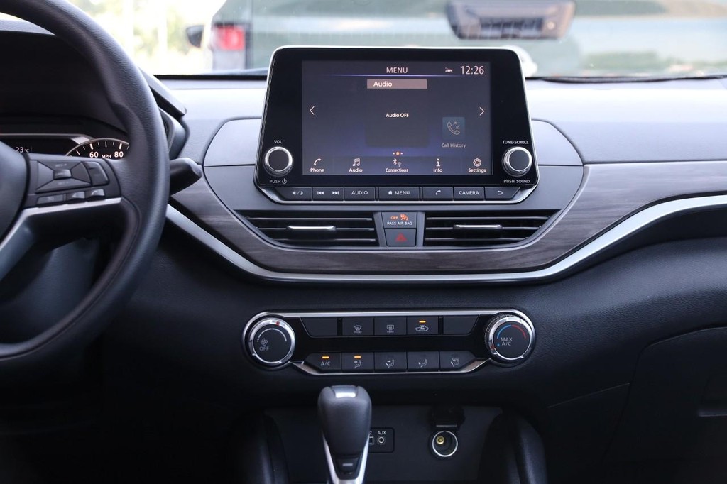 Nissan Altima Vehicle Image 24