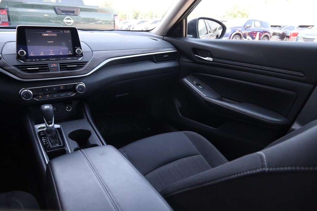 Nissan Altima Vehicle Image 25