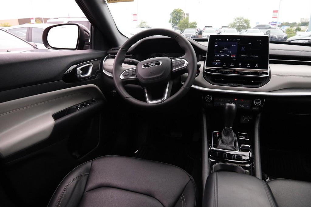 Jeep Compass Vehicle Image 22