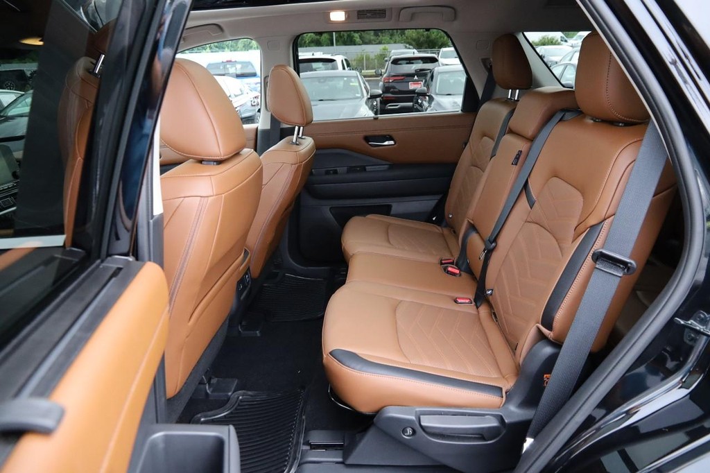 Nissan Pathfinder Vehicle Image 11