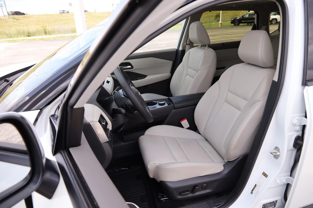 Nissan Rogue Vehicle Image 10