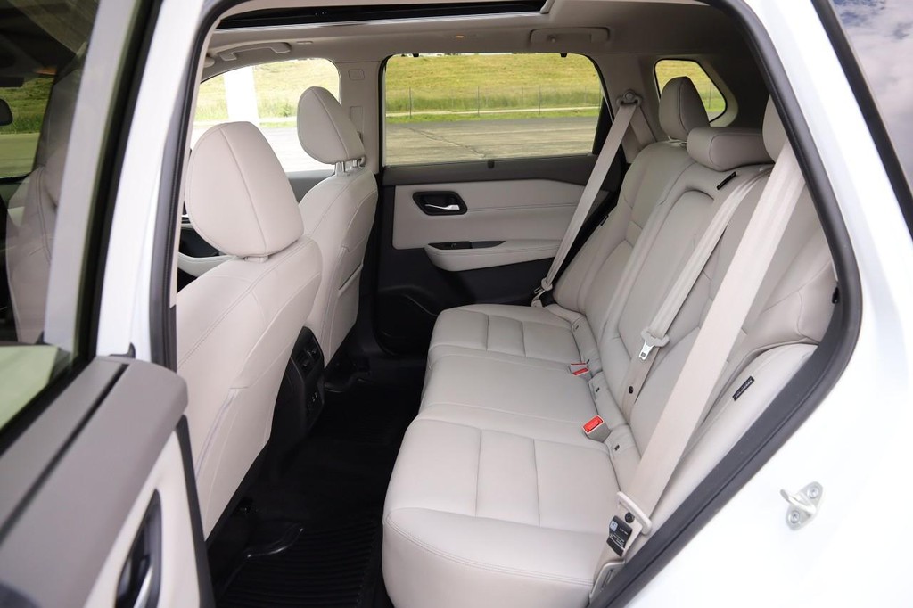 Nissan Rogue Vehicle Image 11