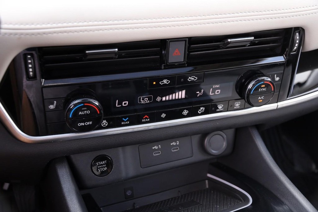 Nissan Rogue Vehicle Image 19