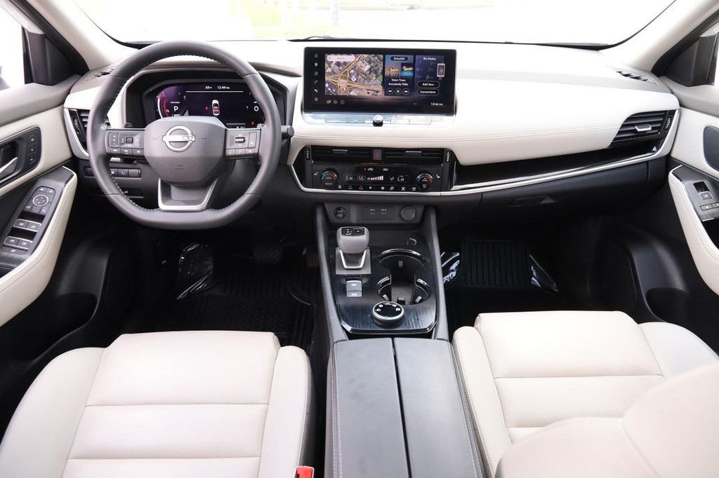 Nissan Rogue Vehicle Image 24