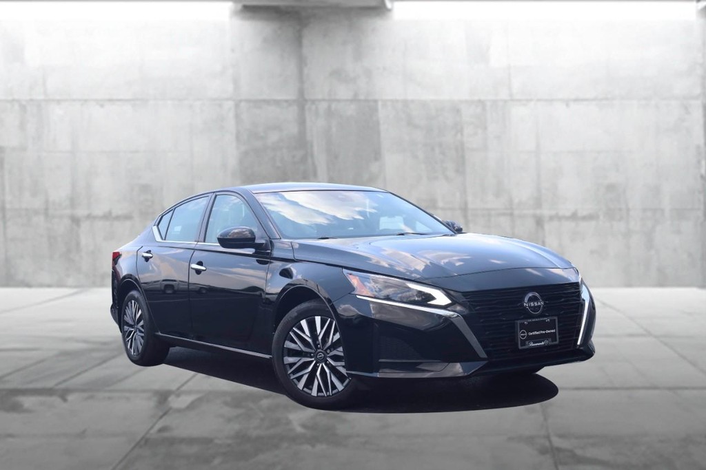 Nissan Altima Vehicle Image 02