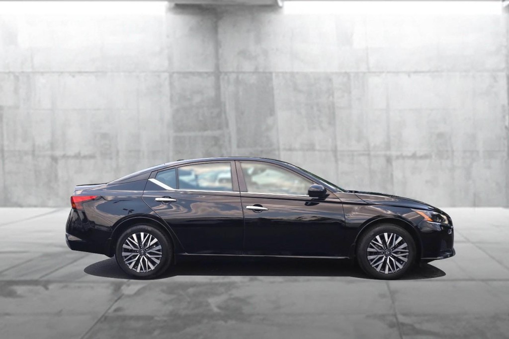Nissan Altima Vehicle Image 05